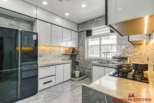 Entaire Kitchen White All Appliances Black